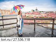 Lass with bright umbrella on the roof of the building (2017 год). Стоковое фото, фотограф Сергей Дубров / Фотобанк Лори