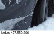 Car cannot get out from the big snowdrift. Стоковое видео, видеограф Георгий Дзюра / Фотобанк Лори