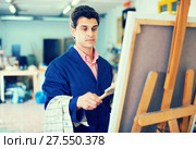 Artist painting on canvas. Стоковое фото, фотограф Яков Филимонов / Фотобанк Лори