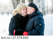 Счастливая семья. Влюблённые мужчина и женщина среднего возраста стоят в обнимку на прогулке в зимним лесу. Стоковое фото, фотограф Игорь Низов / Фотобанк Лори