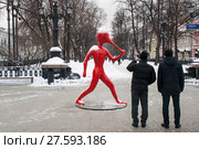 Прохожие фотографируют арт-объект, символ мобильного интернета (2018 год). Редакционное фото, фотограф Дмитрий Рыженков / Фотобанк Лори