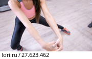 Sports. Woman at the gym doing stretching exercises. Стоковое видео, видеограф Игорь Кузнецов / Фотобанк Лори