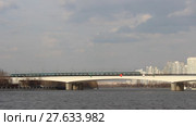 Москва - вид с Нагатинской набережной на Нагатинский метромост и Москва реку у метро Коломенская весной (2017 год). Стоковое видео, видеограф Илья Илмарин / Фотобанк Лори