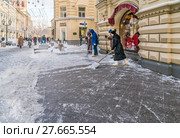 Сотрудники ГУМа чистят тротуар от снега (2018 год). Редакционное фото, фотограф Виктор Тараканов / Фотобанк Лори