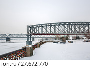 Пролётная конструкция первого железнодорожного моста через реку Обь ( Построен в 1893—1897 годах по проекту Н. А. Белелюбского ) на Михайловской набережной в парке ,, Городское начало ,, на фоне нового моста. Новосибирск, Сибирь, Россия (2018 год). Редакционное фото, фотограф Евгений Мухортов / Фотобанк Лори