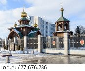 Город Тула. Храм Равноапостольного князя Владимира на фоне Туламашзавода зимним днём (2018 год). Редакционное фото, фотограф Игорь Низов / Фотобанк Лори