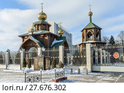 Город Тула. Храм Равноапостольного князя Владимира на фоне Туламашзавода солнечным днём (2018 год). Редакционное фото, фотограф Игорь Низов / Фотобанк Лори
