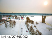Вид на самый длинный в мире крытый метромост и Михайловскую набережную с Октябрьского  моста. Река Обь, Новосибирск, Сибирь, Россия (2018 год). Редакционное фото, фотограф Евгений Мухортов / Фотобанк Лори