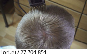 Close up of a hairstyle of the man the machine for a hairstyle of hair the hairdresser. Стоковое видео, видеограф Куликов Константин / Фотобанк Лори