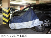Мотоцикл под тентом в крытом паркинге, возле автомобиля. Стоковое фото, фотограф Кекяляйнен Андрей / Фотобанк Лори