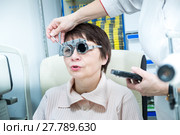 Женщина проверяет зрение у врача-офтальмолога. Стоковое фото, фотограф Ольга Визави / Фотобанк Лори