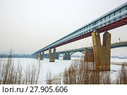 Новосибирский крытый метромост через реку Обь зимой. Новосибирск, Сибирь, Россия (2018 год). Редакционное фото, фотограф Евгений Мухортов / Фотобанк Лори