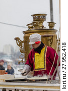 Приготовление блинов на Масленицу в Коломенском парке в Москве (2018 год). Редакционное фото, фотограф Светлана Голинкевич / Фотобанк Лори