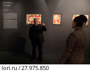 Коллекционер и куратор Борис Фридман у графических работ Пабло Пикассо из серии Песни Мёртвых (2018 год). Редакционное фото, фотограф Дмитрий Неумоин / Фотобанк Лори