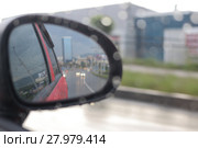 Вид в боковое зеркало автомобиля. Стоковое фото, фотограф ok_fotoday / Фотобанк Лори