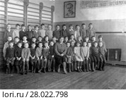 Групповой портрет школьников в спортивном зале с портретом Молотова на стене. Стоковое фото, фотограф Retro / Фотобанк Лори