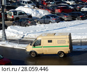 Бронированый специализированный автомобиль "Российское объединение инкассации". Окружной проезд. Район Преображенское. Город Москва (2018 год). Редакционное фото, фотограф lana1501 / Фотобанк Лори