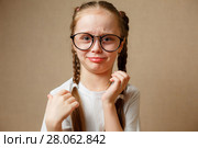 Девочка в очках испытывает брезгливость. Стоковое фото, фотограф Иван Карпов / Фотобанк Лори