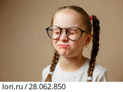 Девочка в очках зажмурилась. Стоковое фото, фотограф Иван Карпов / Фотобанк Лори