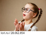 Маленькая девочка в очках сильно удивлена. Стоковое фото, фотограф Иван Карпов / Фотобанк Лори