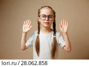 Девочка в очках показывает ладони. Стоковое фото, фотограф Иван Карпов / Фотобанк Лори