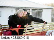 Счастливая пара. Симпатичные мужчина и женщина среднего возраста сидят на телеге (2018 год). Редакционное фото, фотограф Игорь Низов / Фотобанк Лори