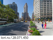 Нью-Йорк, Манхэттен. Вид на знаменитый "утюг" (Flatiron Building) с Пятой Авеню. Солнечный летний день. (2017 год). Редакционное фото, фотограф Сергей Рыбин / Фотобанк Лори