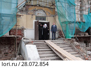 Великий понедельник в Николо-Берлюковской пустыни. Митрополит Крутицкий и Коломенский Ювеналий и глава Ногинского района И. П. Красавин (2017 год). Редакционное фото, фотограф Дмитрий Неумоин / Фотобанк Лори