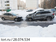 Войны за парковку. Сгоревшие на дворовой парковке внедорожник Jeep и Shkoda (2018 год). Редакционное фото, фотограф Сайганов Александр / Фотобанк Лори