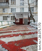 Площадка для спецтехники около жилого дома. Двенадцатиэтажный блочный жилой дом серии II-18-01/12 (1968 г.). Союзный проспект, 20 корпус 1. Район Новогиреево. Город Москва (2018 год). Редакционное фото, фотограф lana1501 / Фотобанк Лори