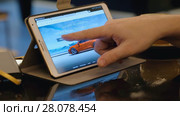 Man exploring ebay site looking for used Tesla car using tablet pc in cafe (2017 год). Редакционное видео, видеограф Антон Гвоздиков / Фотобанк Лори