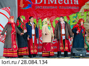 Выступление творческого коллектива во время масленичного гулянья на открытом воздухе, Гомель, Беларусь (2018 год). Редакционное фото, фотограф Ольга Коцюба / Фотобанк Лори