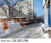 Автоматический шлагбаум, ограничивающий въезд на дворовую территорию. Район Новогиреево. Город Москва (2018 год). Стоковое фото, фотограф lana1501 / Фотобанк Лори