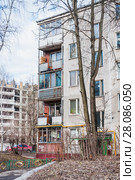 Угол пятиэтажного блочно-панельного жилого дома серии 1605-АМЛ/5 в Давыдково, Давыдковская улица, 2к7 (2015 год). Стоковое фото, фотограф Алёшина Оксана / Фотобанк Лори