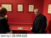 Коллекционер и куратор Борис Фридман проводит экскурсию по залам работ Пабло Пикассо (2018 год). Редакционное фото, фотограф Дмитрий Неумоин / Фотобанк Лори