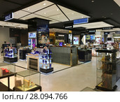 Cosmetic boutiques in Central World mall, Bangkok (2017 год). Редакционное фото, фотограф Александр Подшивалов / Фотобанк Лори