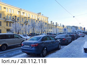 Санкт-Петербург, машины припаркованы на обочине на улице Захарьевская зимним утром (2018 год). Редакционное фото, фотограф Овчинникова Ирина / Фотобанк Лори