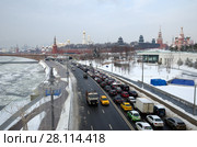 Плотное автомобильное движение на Москворецкой набережной, Москва, Россия (2018 год). Редакционное фото, фотограф Елена Коромыслова / Фотобанк Лори