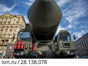 Крупным планом транспортно-пусковой контейнер комплекса РС-24 "Ярс", который стоит на Тверской улицы перед началом военного парада на Красной площади, посвященного 70-й годовщине Победы в Великой Отечественной войне в городе Москве, Россия, 9 мая 2015. Редакционное фото, фотограф Николай Винокуров / Фотобанк Лори