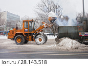 Уборка снега техникой в городе (2018 год). Редакционное фото, фотограф Victoria Demidova / Фотобанк Лори