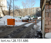 Автоматический шлагбаум, ограничивающий въезд на дворовую территорию. Вятская улица. Савеловский район. Город Москва (2018 год). Редакционное фото, фотограф lana1501 / Фотобанк Лори