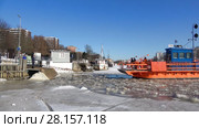 Городской паром "Фьори" причаливает к пристани на зимней реке Аура. Турку, Финляндия (2018 год). Редакционное видео, видеограф Виктор Карасев / Фотобанк Лори
