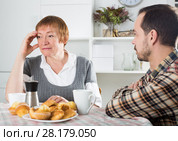 Elderly mother resents her son. Стоковое фото, фотограф Яков Филимонов / Фотобанк Лори