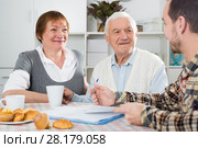 Elderly couple and social employee. Стоковое фото, фотограф Яков Филимонов / Фотобанк Лори