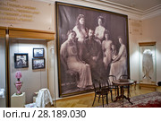 Большая фотография царской семьи. Фрагмент экспозиции кабинета-музея императора Николая II. Тобольск. Тюменская область (2018 год). Редакционное фото, фотограф Сергей Афанасьев / Фотобанк Лори