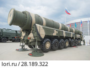 Российская межконтинентальная баллистическая ракета РТ-2ПМ «Тополь» (по классификации НАТО SS-25 Sickle) на Международном военно-техническом форуме АРМИЯ-2017, вид справа-сзади. Кубинка, военно-патриотический парк "Патриот" Редакционное фото, фотограф Малышев Андрей / Фотобанк Лори