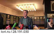 Игорь Верник дает интервью журналистам (2018 год). Редакционное видео, видеограф Кузнецов Максим / Фотобанк Лори