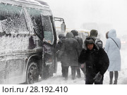 Пассажиры садятся в автобус во время метели (2017 год). Редакционное фото, фотограф А. А. Пирагис / Фотобанк Лори