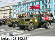 Грузовик ГАЗ-51 на параде военного ретротранспорта  в честь Дня Победы. Санкт-Петербург (2017 год). Редакционное фото, фотограф Виктор Карасев / Фотобанк Лори