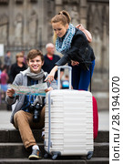 Young couple with a map. Стоковое фото, фотограф Яков Филимонов / Фотобанк Лори